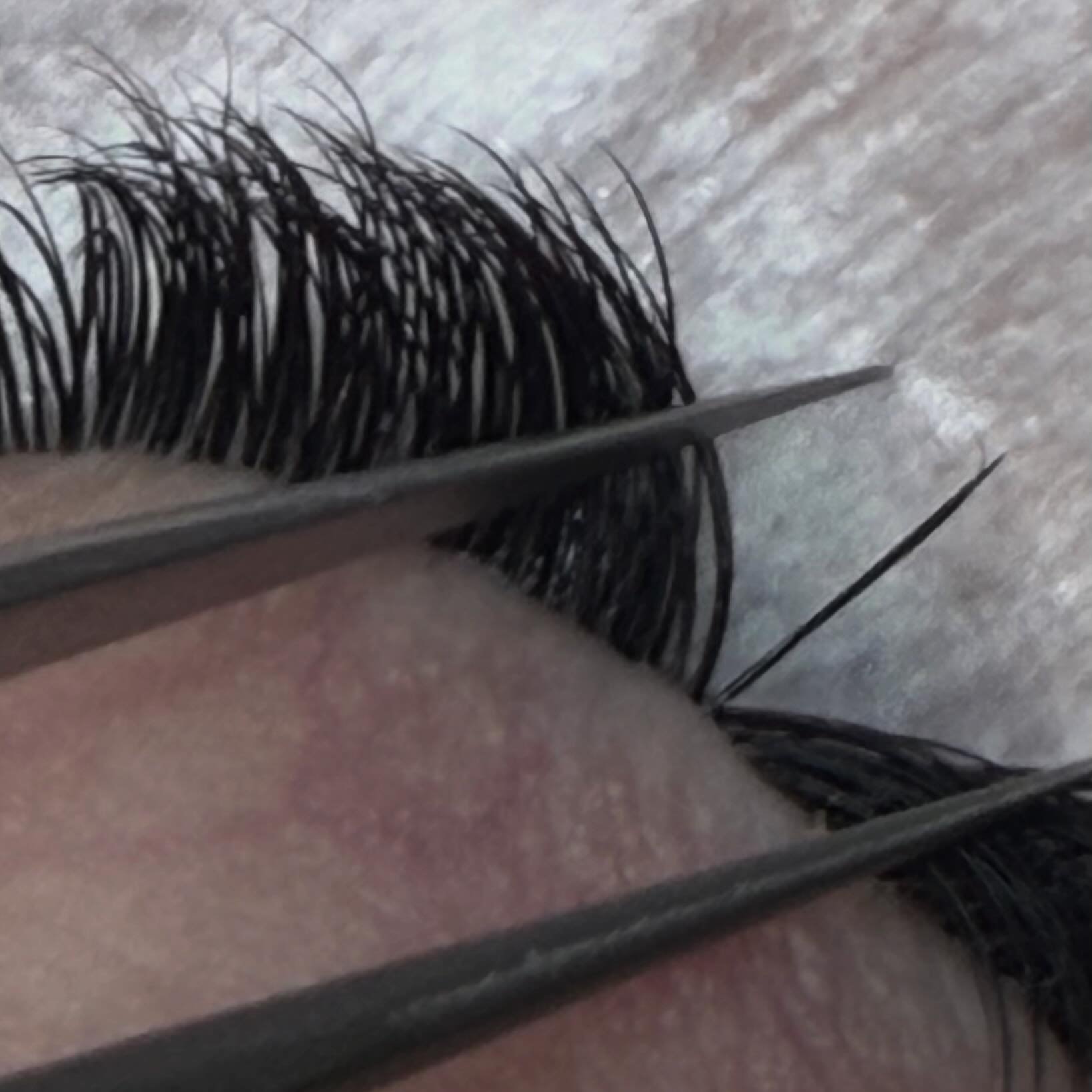 Isolation tweezers placing a single lash extension