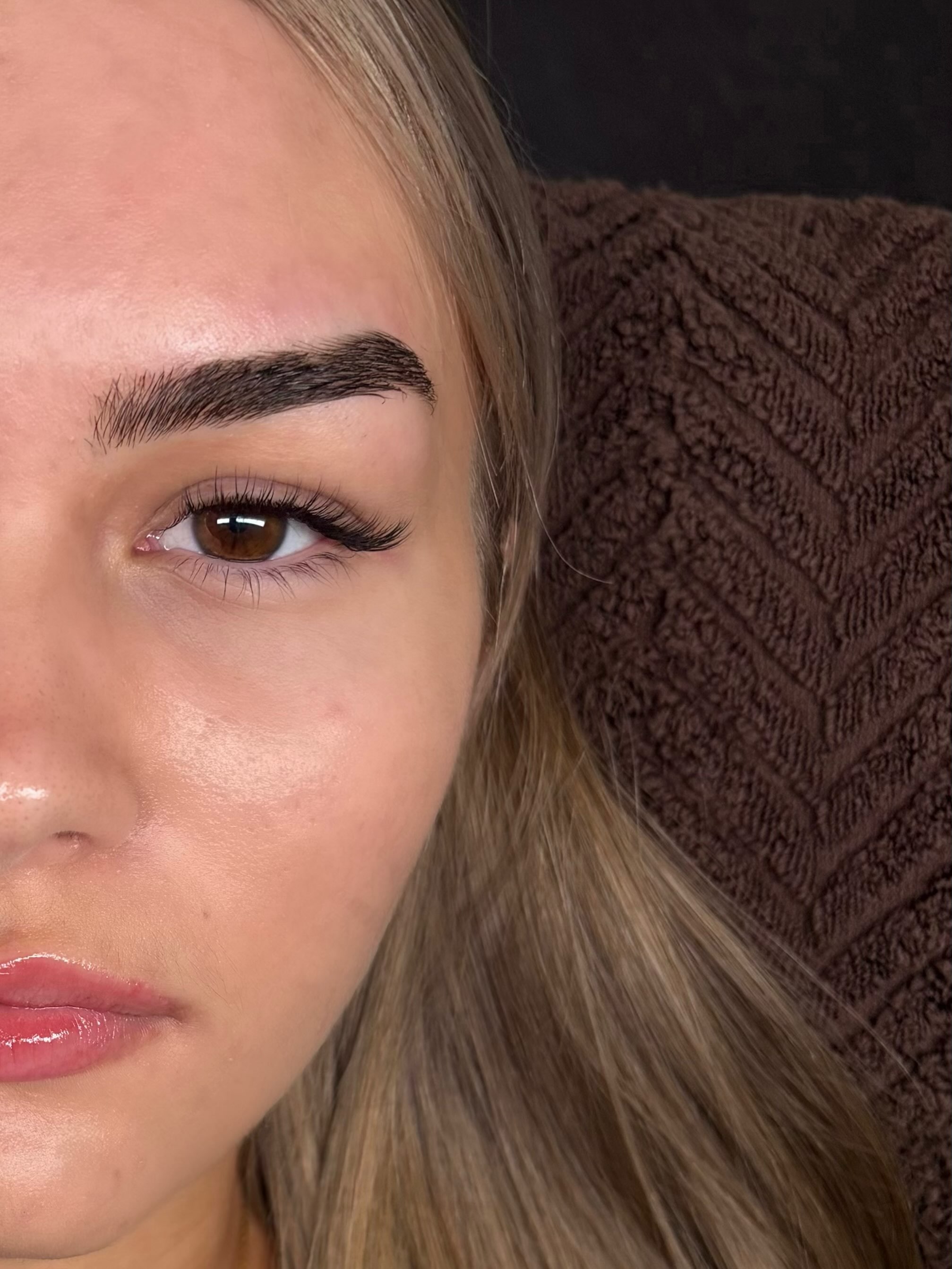 Strong brow lamination paired with a wispy lash set