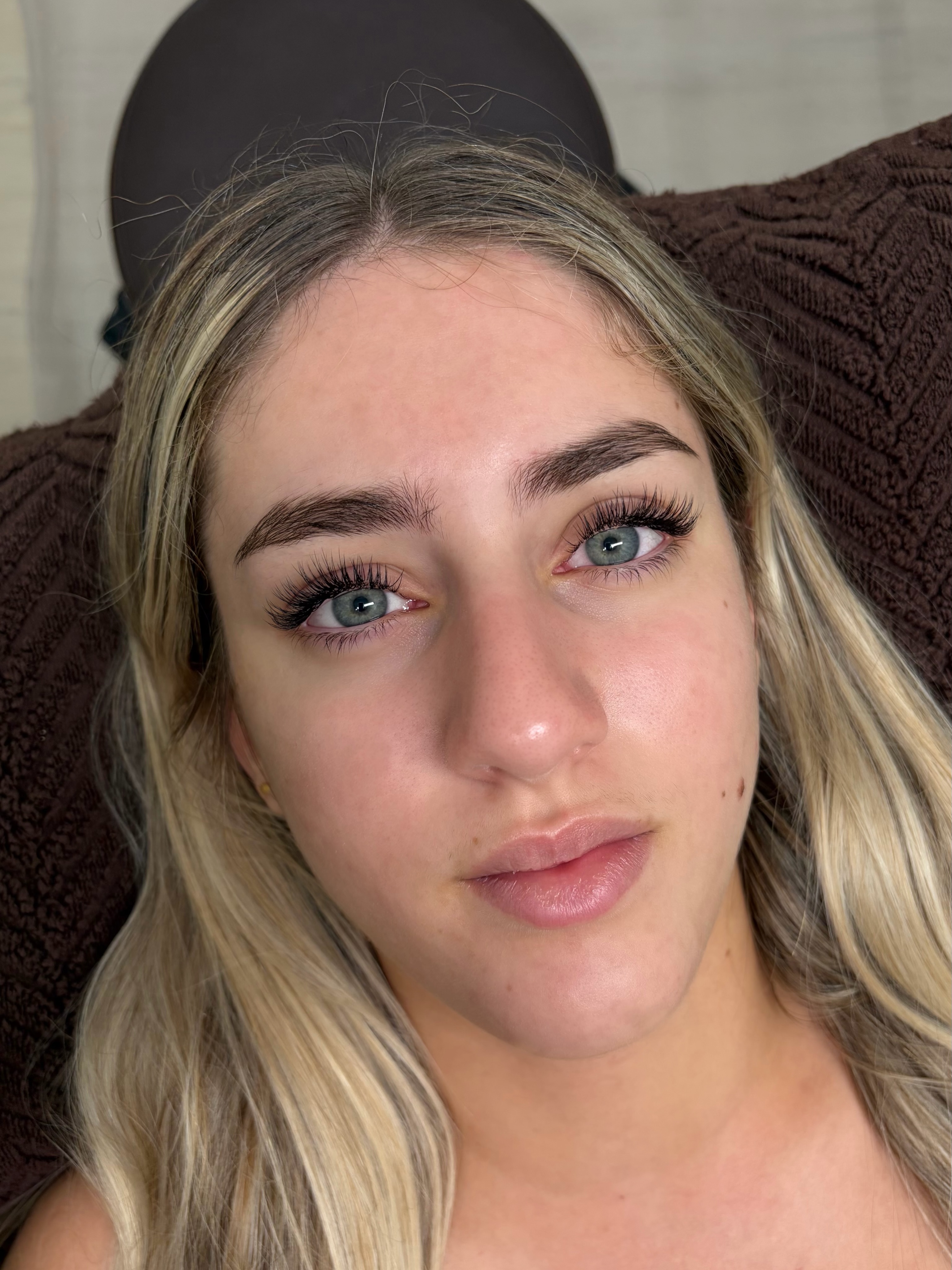 Client with a hybrid lash set and laminated brows