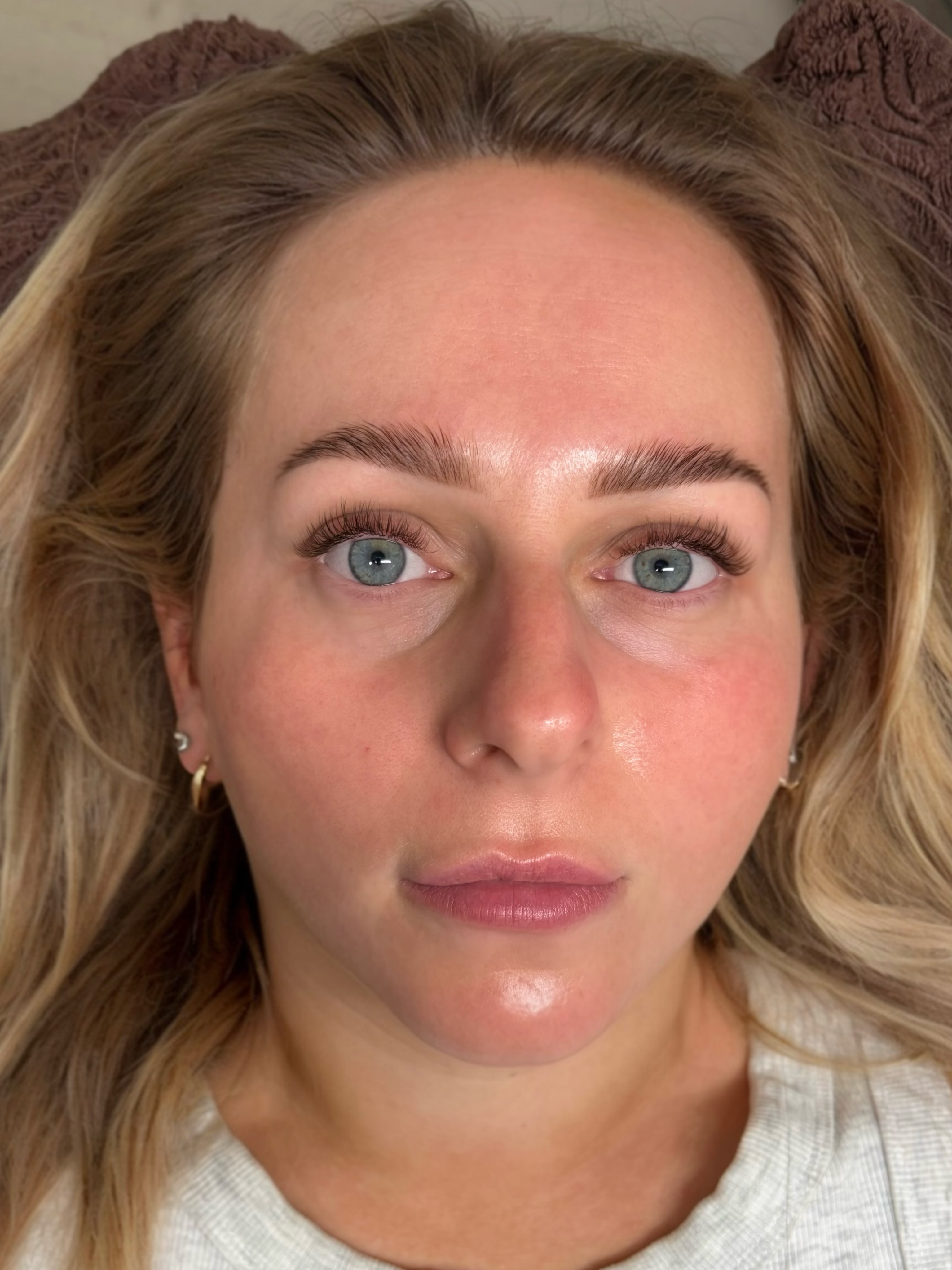 Client with a soft natural classic set and a brow lamination