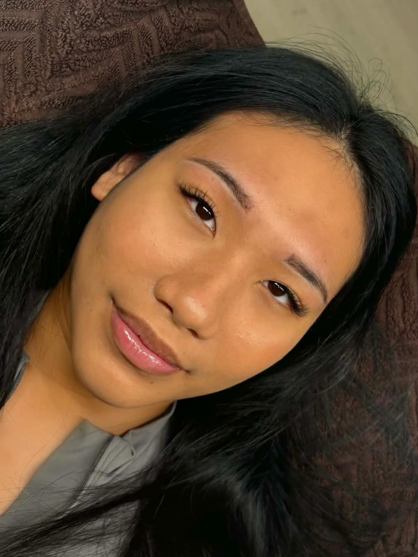 Client with a delicate natural lash set