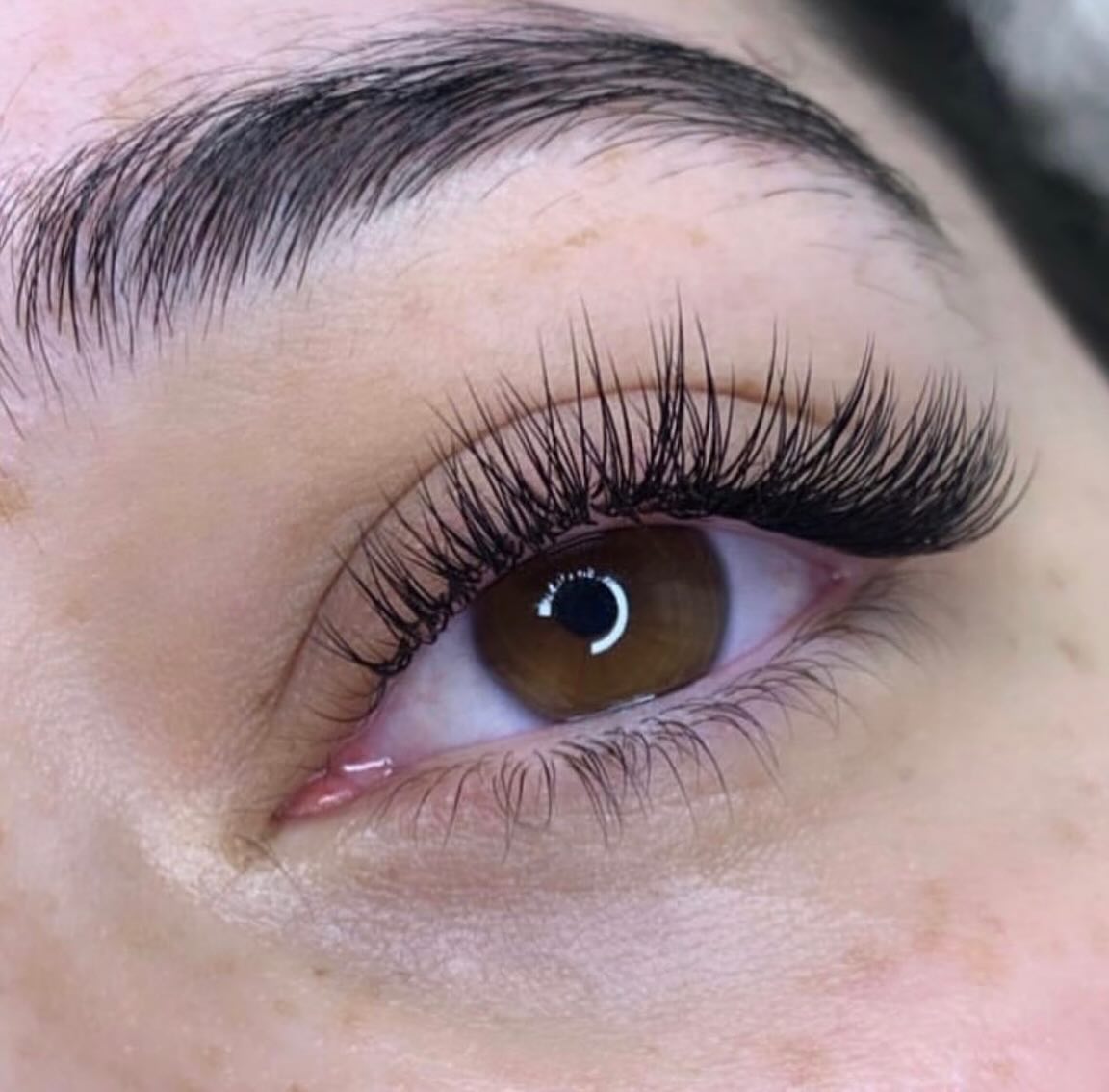 Close up of a dense wispy volume lash set